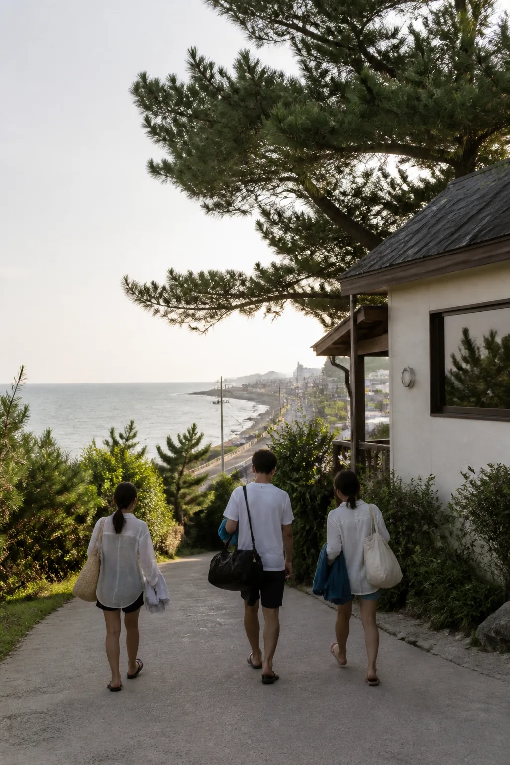 해변 산책 후 숙소로 돌아가는 여행객과 강릉 바다 풍경을 담은 강릉숙소 여행 장면